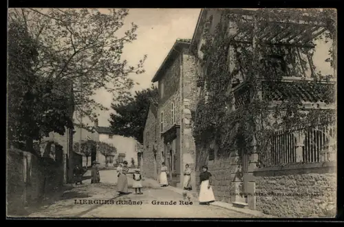 AK Liergues /Rhône, Grande Rue avec habitants en promenade