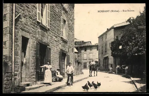 AK Mornant /Rhône, Rue Boiron animée avec habitants et poules