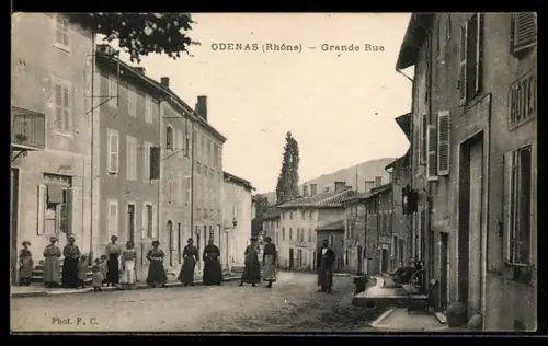AK Odenas /Rhône, Grande Rue animée avec des habitants