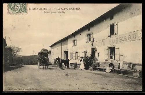 AK Chansaye /Rhône, Hôtel Batty-Rochard, séjour pour familles avec charrette à chevaux devant l`hôtel