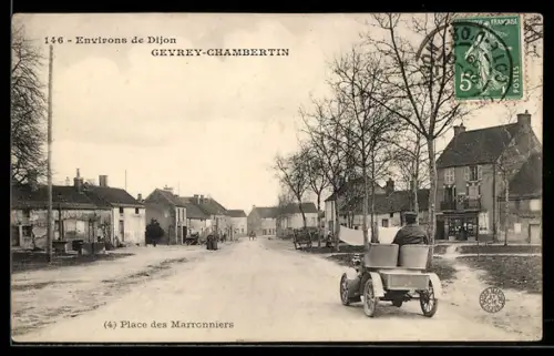 AK Gevrey-Chambertin, Place des Marronniers avec une automobile ancienne sur la route