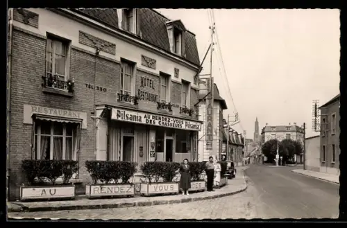 AK Senlis /Oise, Hôtel Restaurant du Rendez-Vous des Chasseurs et rue animée