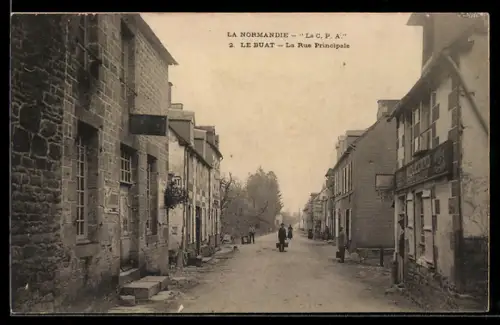 AK Le Buat, La Rue Principale avec vue sur les facades en pierre
