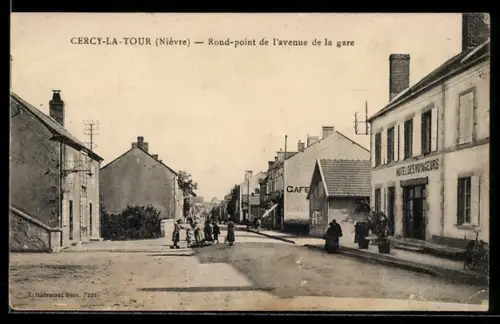 AK Cercy-la-Tour /Nièvre, Rond-point de l`avenue de la gare