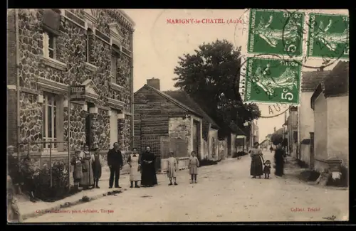 AK Marigny-le-Châtel /Aube, Rue principale animée avec habitants et bâtiments en pierre