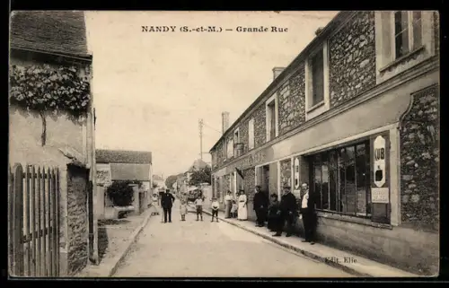 AK Nandy /S.-et-M., Grande Rue avec des habitants devant un magasin