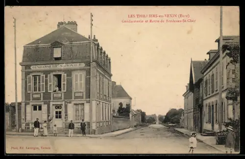 AK Les Thilliers-en-Vexin /Eure, Gendarmerie et Route de Bordeaux-St-Clair