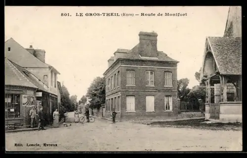 AK Le Gros-Theil /Eure, Route de Montfort avec bâtiments et passants