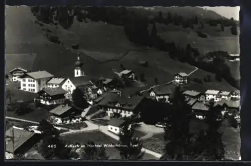AK Wildschönau /Tirol, Auffach im Hochtal, Ortspanorama mit Kirche aus der Vogelschau