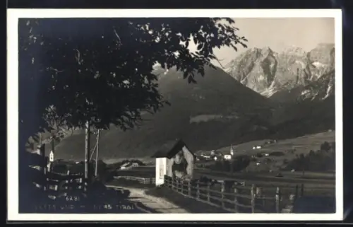 AK Telfes, Bergpanorama mit Bildstock und Ort