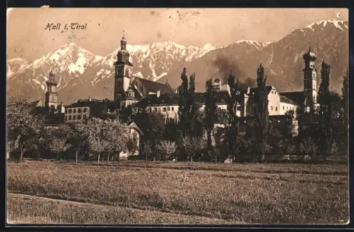 AK Hall i. Tirol, Ortspanorama mit Kirchtürmen und Bergkulisse