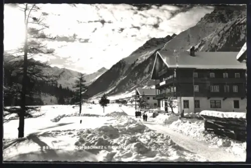 AK Gschnitz i. Tirol, Hotel Gschnitzer Hof mit Strasse im Winter
