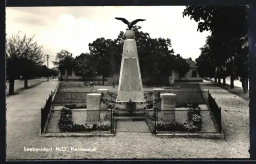 AK Leobersdorf /N.Ö., Heldenmal, Panorama mit Strassen