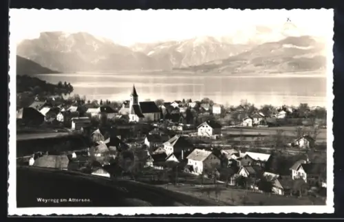 AK Weyregg am Attersee, Ortspanorama mit Kirche und See