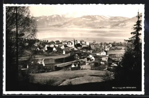 AK Weyregg am Attersee, Totalansicht mit Kirche und Attersee-Panorama