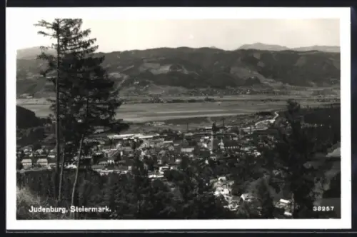 AK Judenburg /Steiermark, Panorama mit Ort und umliegenden Bergen