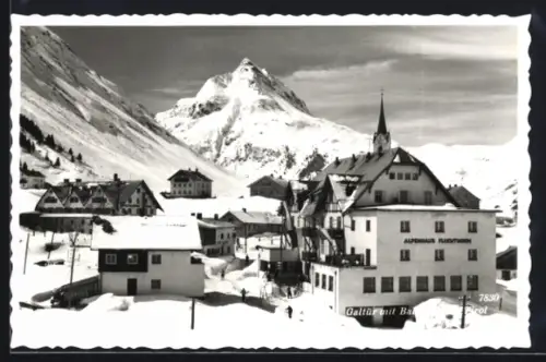 AK Galtür /Tirol, Winteransicht mit Kirche und Alpenhaus Fluchthorn