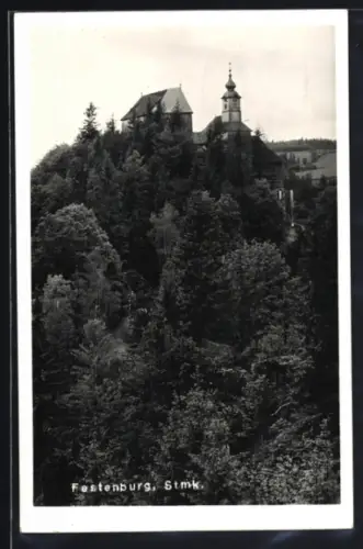 AK Festenburg /Stmk., Burg mit Kirche auf bewaldetem Hügel