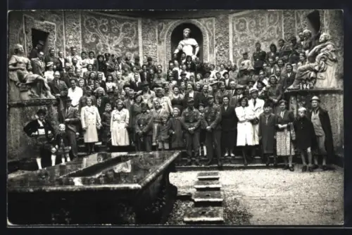 AK Salzburg, Schloss Heilbrunn, Wasserspiele mit Besuchergruppe