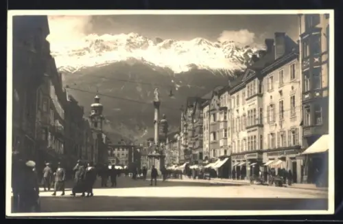 AK Innsbruck, Mariatheresienstrasse mit Säule und Bergpanorama