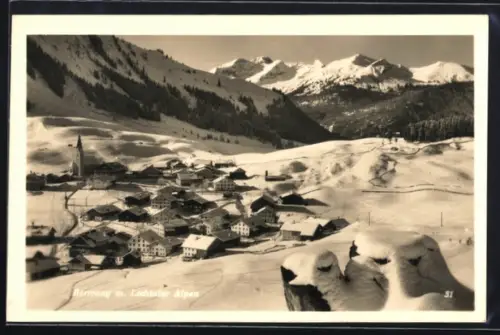 AK Berwang /Lechtaler Alpen, Bergdorf im Schnee mit Kirche und Gebirgspanorama