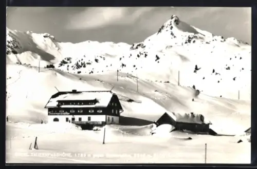 AK Obertauern b. Radstadt, Hotel Tauernpasshöhe mit Nebengebäuden und verschneitem Bergpanorama