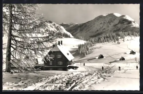 AK Tauplitzalm, Winterpanorama mit Hütte und Skifahrern