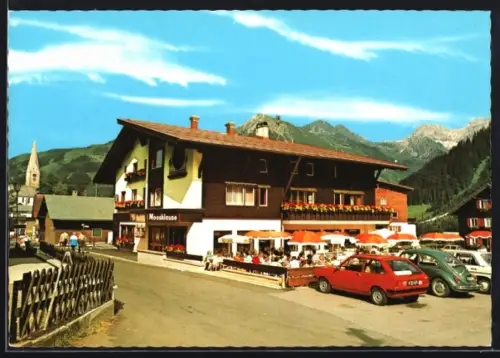 AK Mittelberg /Kleinwalsertal, Restaurant-Café Moosklause, Bes. B. Marignoni, Ortsansicht mit Kirche