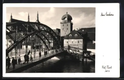AK Leoben, Brücke mit Uhrturm und Häuserzeile