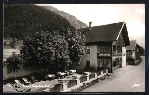 AK Weissenbach am Lech, Gasthaus Pension Bären, Strassenansicht mit Gastgarten