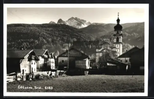 AK Götzens /Tirol, Ortsansicht mit Kirche und Bergpanorama