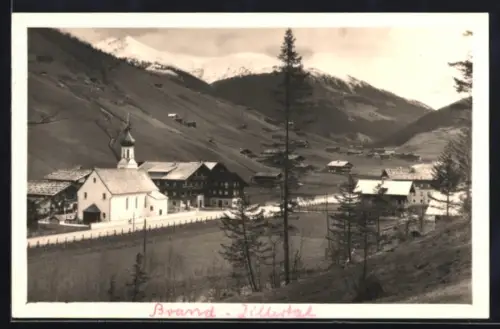 AK Gerlos /Zilltertal, Dorfpartie mit Kirche und Bergpanorama