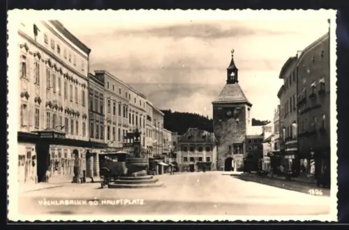 AK Vöcklabruck /O. Öst., Hauptplatz mit Brunnen und Stadtturm