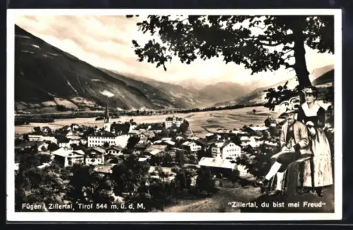 AK Fügen i. Zillertal, Ort, Trachtenpaar, Bergkulisse