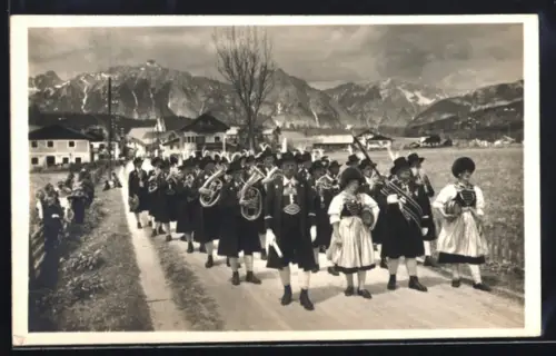 AK Seefeld /Tirol, Festzug mit Trachtenkapelle und Ortspanorama
