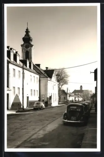 AK Vösendorf /N. Ö., Strasse mit Kirche, Häusern und geparkten Autos