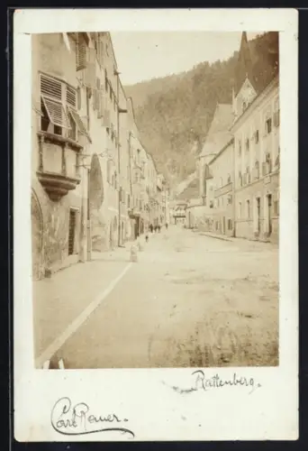 AK Rattenberg, Strassenpartie mit Kirche und Bergpanorama