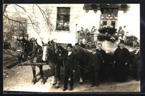 Foto-AK Ostermiething, Geschmückter Pferdewagen mit Glocken