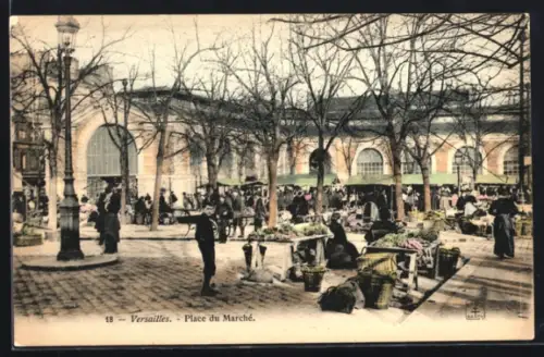 AK Versailles, Place du Marché animée avec étals et passants