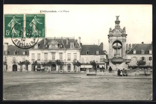 AK Châteaudun, La Place avec fontaine et bâtiments historiques