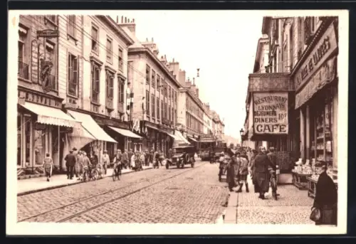 AK Tours, La Rue Nationale animée avec passants et commerces