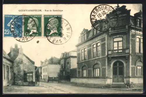 AK Godewaersvelde, Rue de Boeschèpe avec bâtiments en briques et rue calme