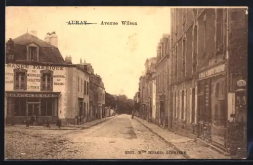 AK Auray, Avenue Wilson avec bâtiments commerciaux et rue pavée