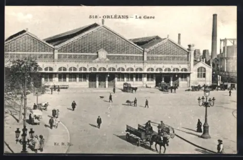 AK Orléans, La Gare avec calèches et passants sur la place