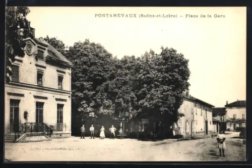 AK Pontanevaux /Saône-et-Loire, Place de la Gare avec bâtiments et arbres environnants