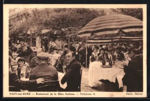 AK Pacy-sur-Eure, Restaurant de la Mère Corbeau, ambiance animée en terrasse