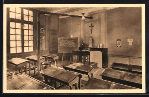 AK Châlons-sur-Marne, Pensionnat de l`Immaculée-Conception, une salle de classe rétro avec tableau et crucifix