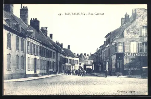AK Bourbourg, Rue Carnot avec bâtiments et passants