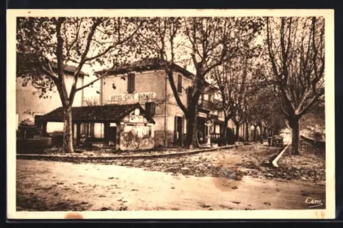 AK Jouques /B.-du-Rh., Avenue de la Gare avec Hôtel-Café et arbres bordant la rue