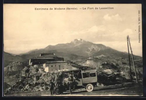 AK Modane, Le Fort de Leseillon avec un véhicule et des montagnes en arrière-plan